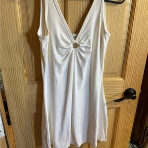 Elegant White Sleeveless Dress